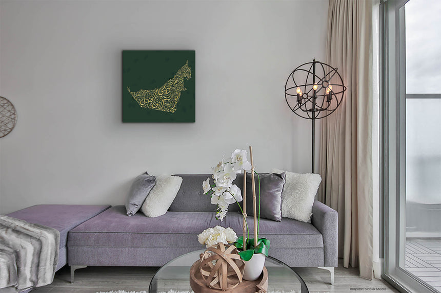 اللوحة الفنية لخريطة الإمارات معروضة على جدار غرفة معيشة عصرية