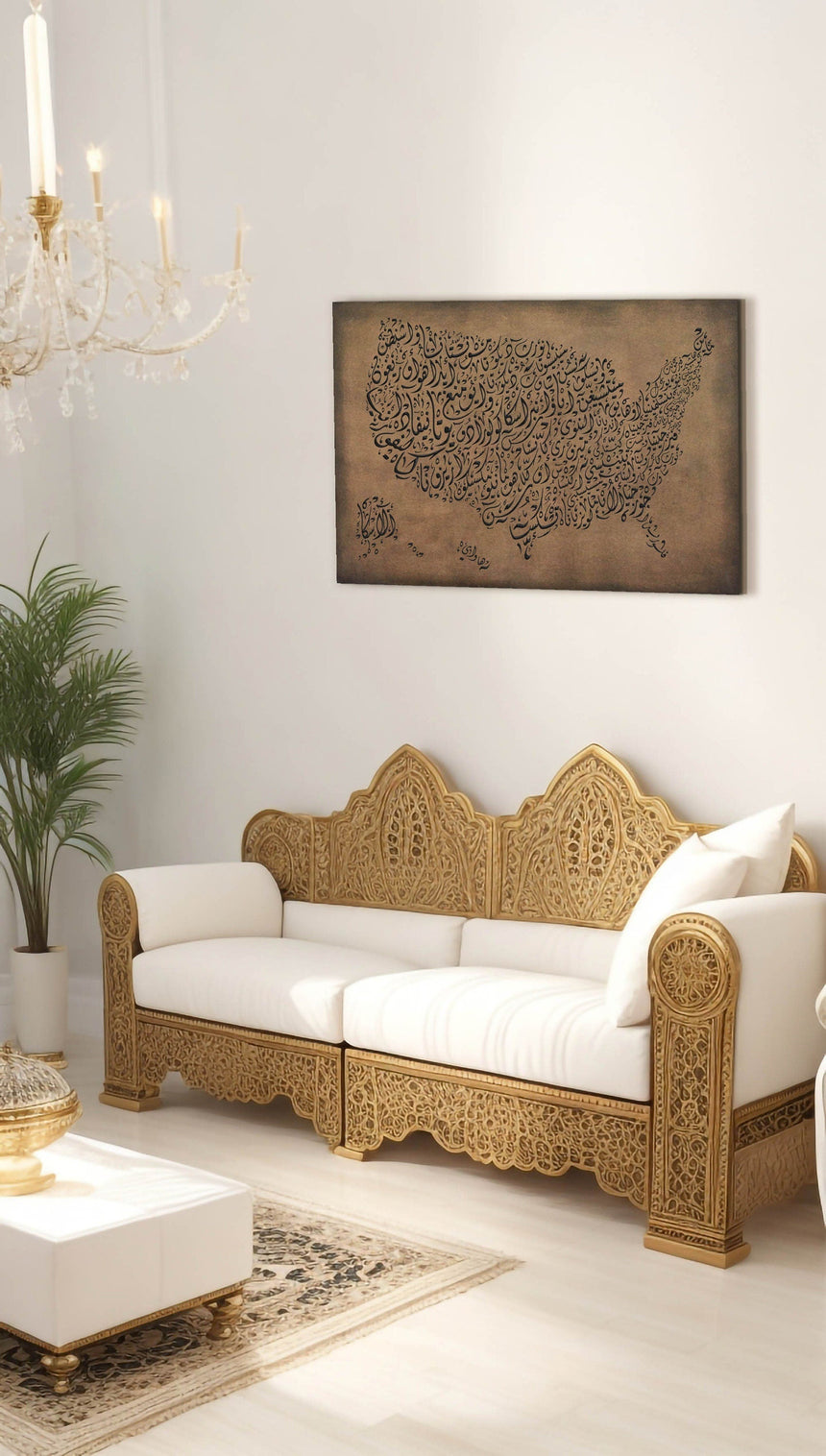 اللوحة الفنية لخريطة أمريكا معروضة على جدار غرفة معيشة عصرية.